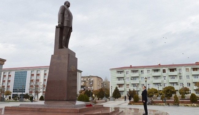 Azerbaijani president visits statue of national leader Heydar Aliyev in Nakhchivan